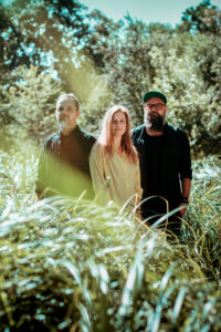 Zdjęcie przedstawia Natalię Grosiak oraz pozostałych muzyków Mikromusic Acoustic Trio